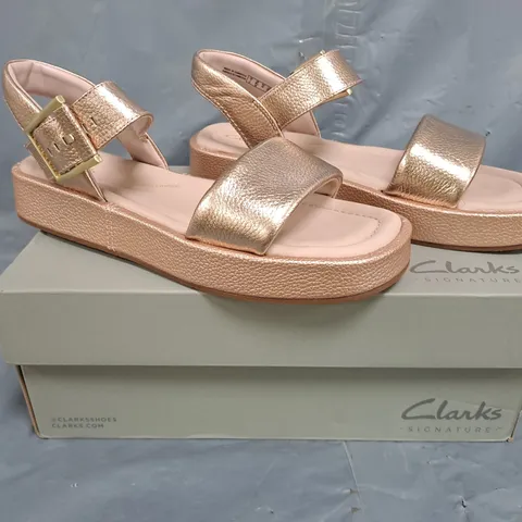 BOXED PAIR OF CLARKS SIGNATURE COLLECTION OPEN TOE SANDALS IN METALLIC COPPER SIZE 7