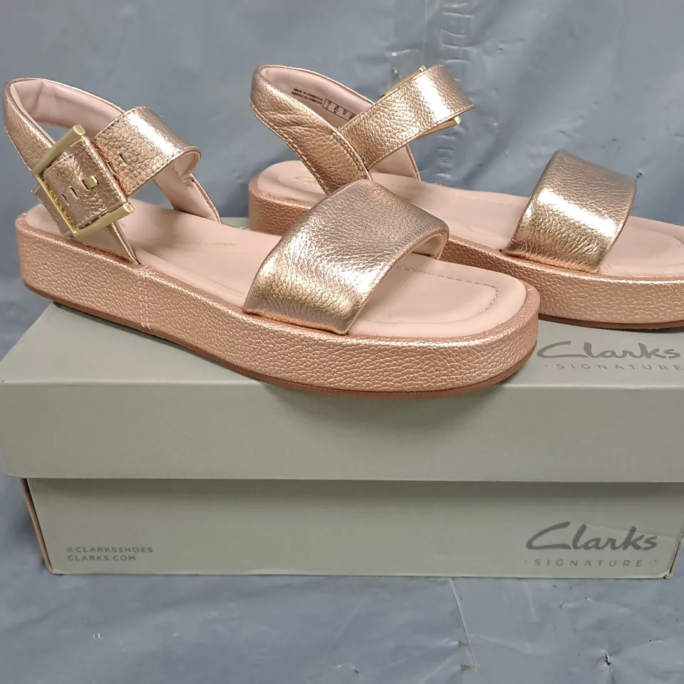 BOXED PAIR OF CLARKS SIGNATURE COLLECTION OPEN TOE SANDALS IN METALLIC COPPER SIZE 7