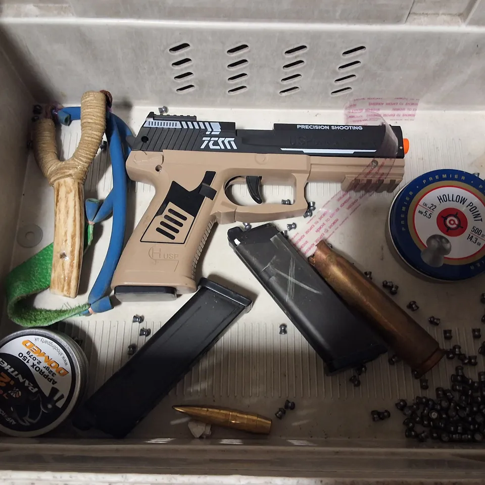 LOT OF APPROXIMATELY 12 ASSORTED SPORTING ITEMS TO INCLUDE BB PELLETS, CATAPULT AND SPARE AIRPORT PELLETS AND MAGAZINES