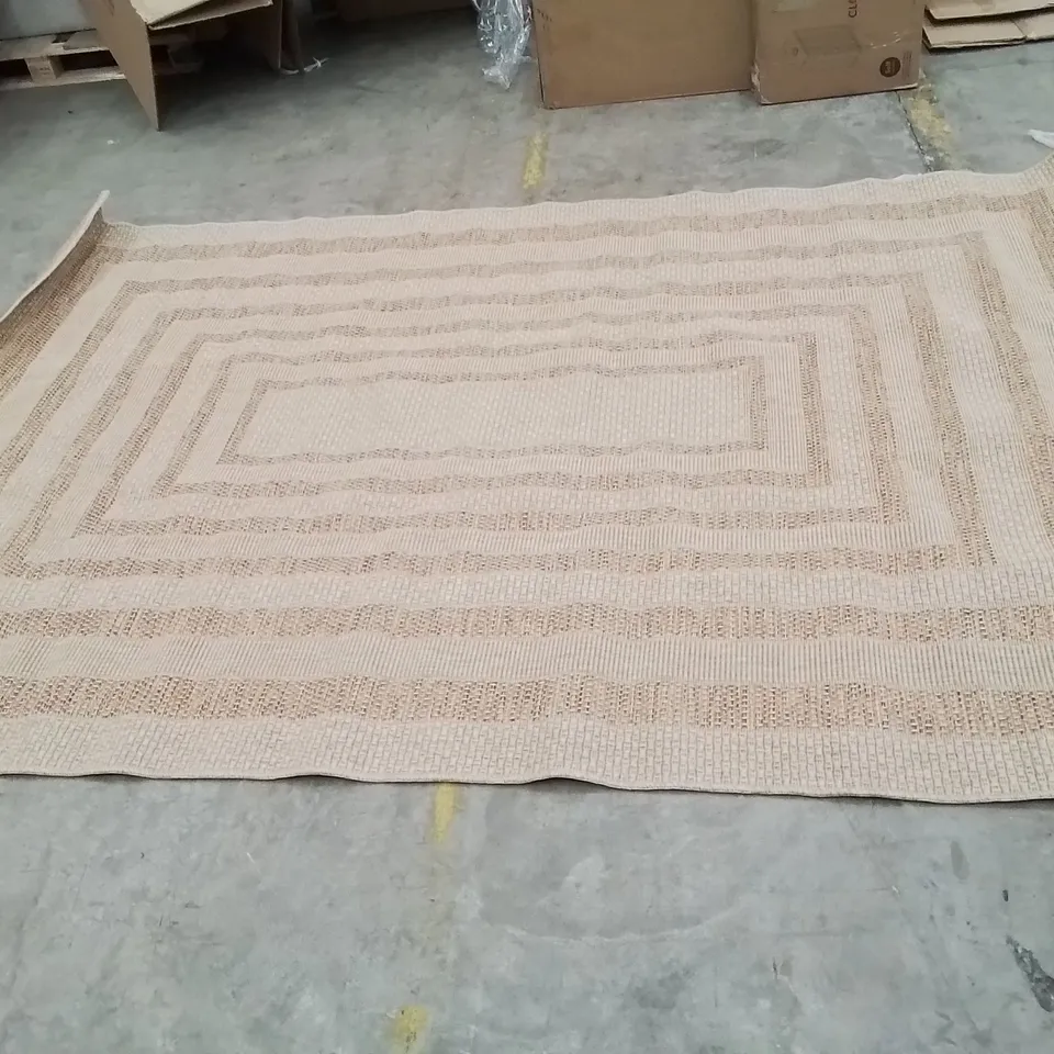 QUALITY DESIGNER AREA RUG // APPROX SIZE: 200 X 290 cm