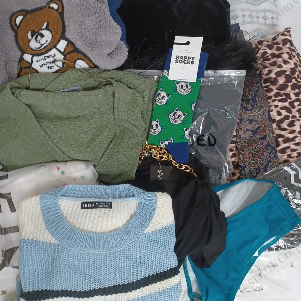 BOX OF APPROXIMATELY 25 ASSORTED CLOTHING ITEMS TO INCUDE - TSHIRTS, DRESSES, SOCKS ETC