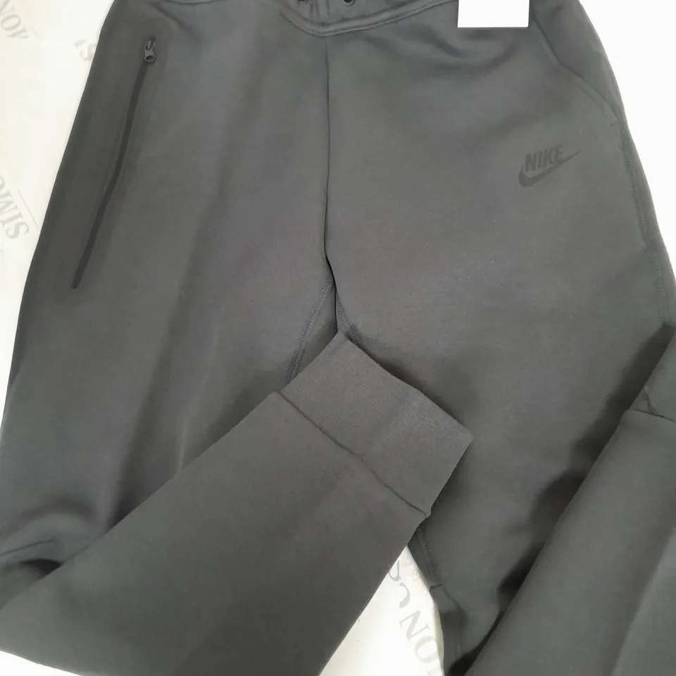 NIKE KIDS TECK PANTS IN ANTHRACITE - L