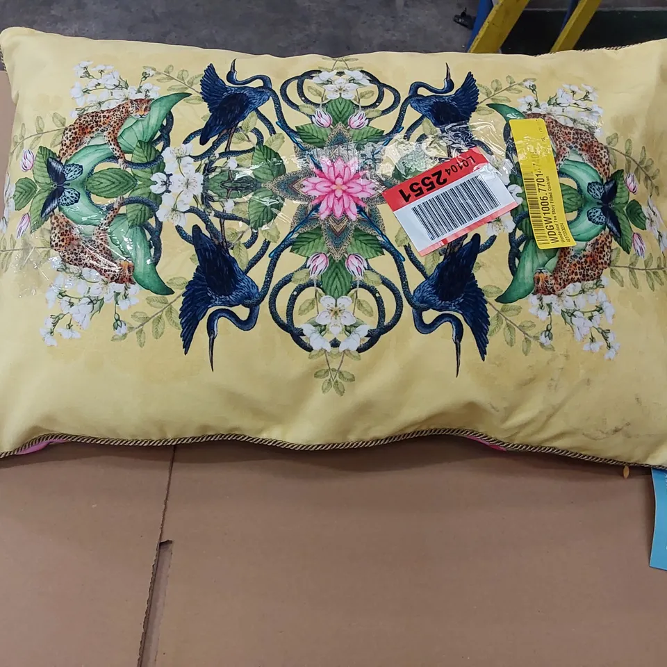 WANDERLUST TEA STORY FILLED CUSHION (1 ITEM)