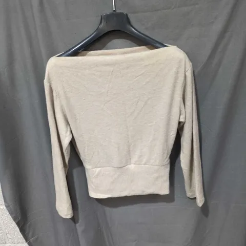 BOX OF APPROXIMATELY 20 ASSORTED CLOTHING ITEMS TO INCLUDE: BROWN JUMPER AND GREEN CARDIGAN