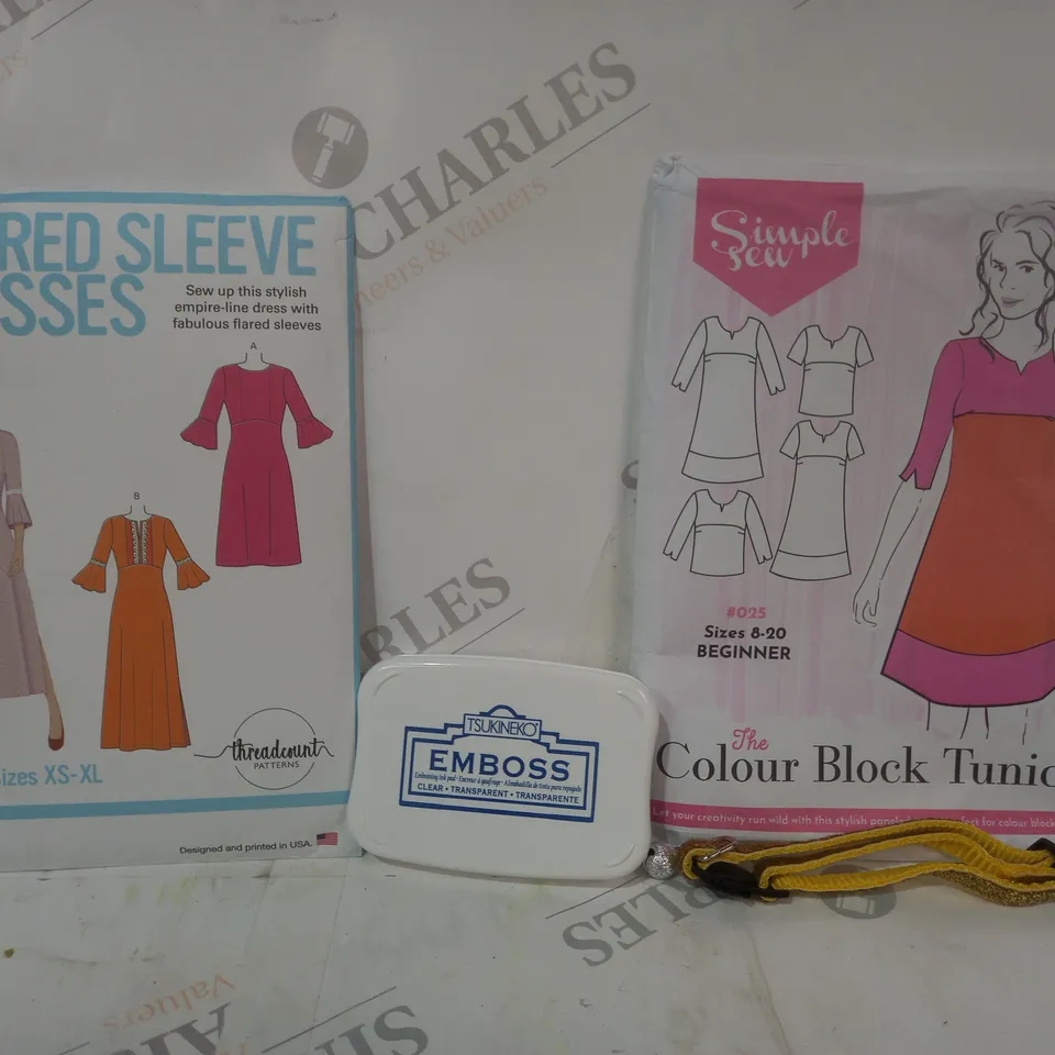 APPROXIMATELY 15 ASSORTED HOUSEHOLD ITEMS TO INCLUDE EMBOSSING INK PAD, PET COLLAR IN YELLOW/GOLD, ETC