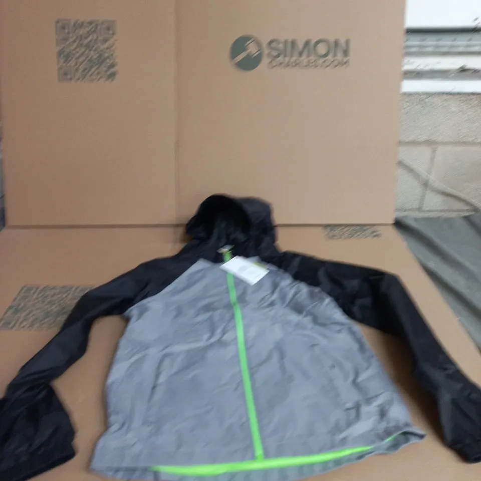 BOX OF APPROXIMATELY 20 ASSORTED CLOTHING ITEMS TO INCLUDE: MOUNTAIN WAREHOUSE KIDS JACKET
