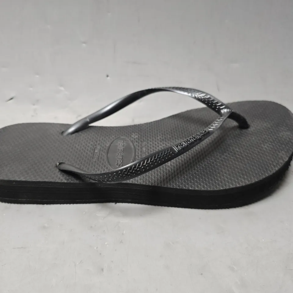 HAVAIANAS BLACK TOE POST FLIP FLOPS - SIZE 41/42