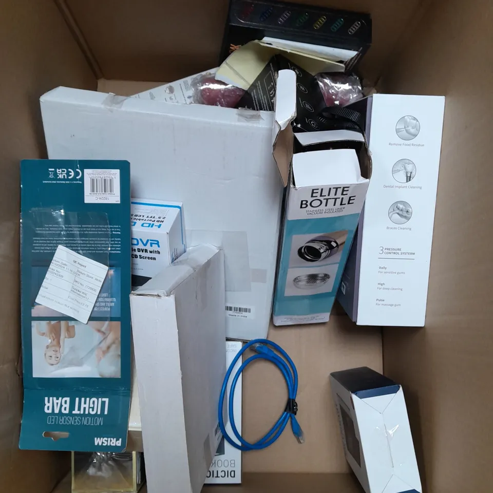 BOX OF APPROXIMATELY 12 ASSORTED HOUSEHOLD ITEMS TO INCLUDE - YOGA MAT - LAMP - CUSHION - ETC