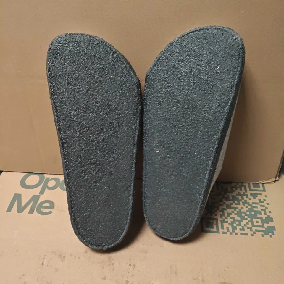 BOXED BIRKENSTOCK ZERMATT RIVET SLIPPERS – LIGHT GRAY, UK 5 (EU 38)