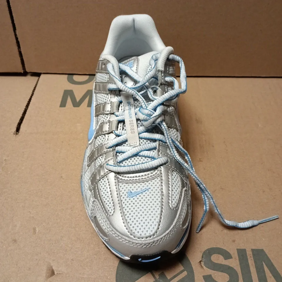 UNBOXED PAIR OF NIKE BOWERMAN SERIES TRAINERS IN WHITE/SILVER - UK 4.5