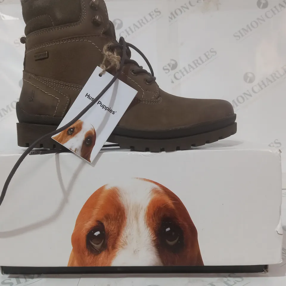 BOXED PAIR OF HUSH PUPPIES ANNAY BOOTS IN KHAKI UK SIZE 4