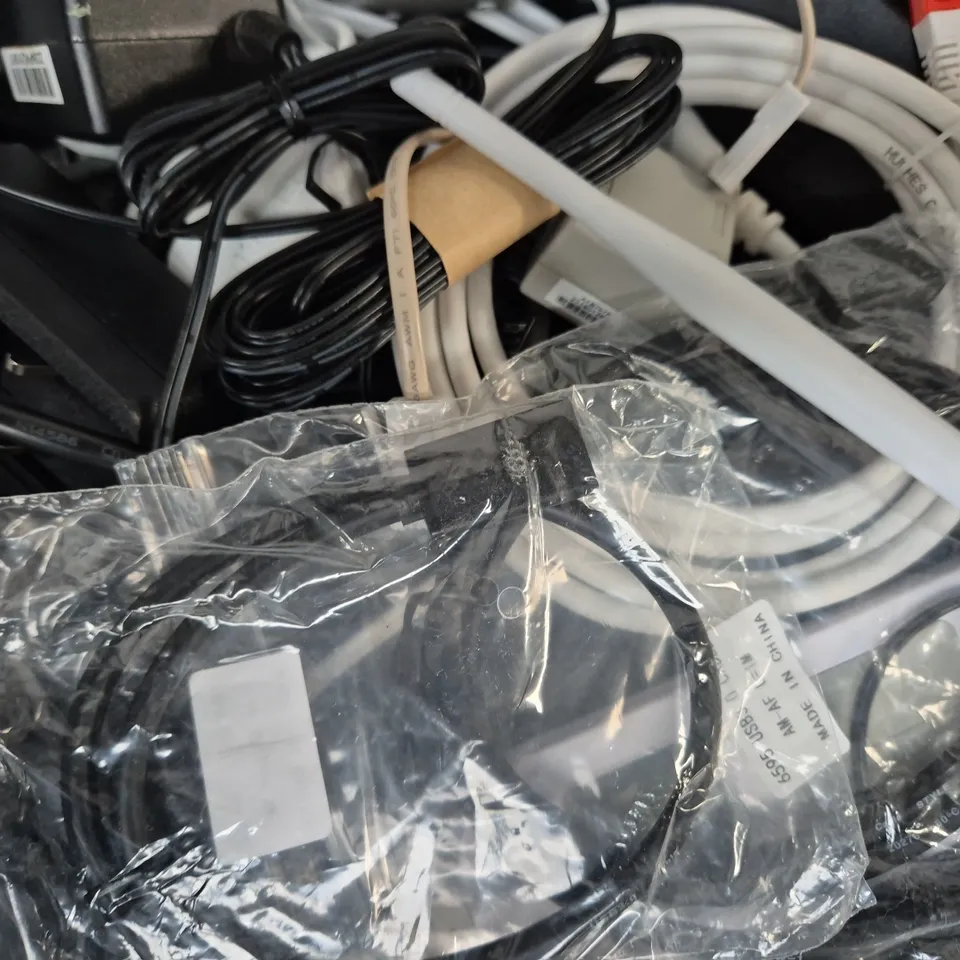 APPROXIMATELY 10 ASSORTED ELECTRICAL HOUSEHOLD ITEMS TO INCLUDE VARIOUS REMOTES, CABLES, AND POWER ADAPTERS, ETC