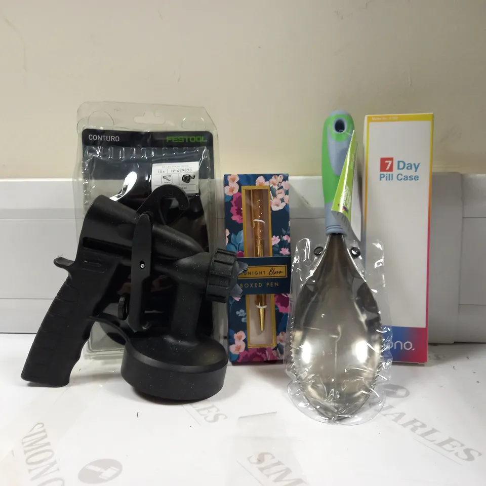 LOT OF APPROX 20 HOUSEHOLD ITEMS TO INCLUDE 7 DAY PILL CASE, 6 IN 1 GARDEN TOOL AND MIDNIGHT BLOOM BOXED PEN