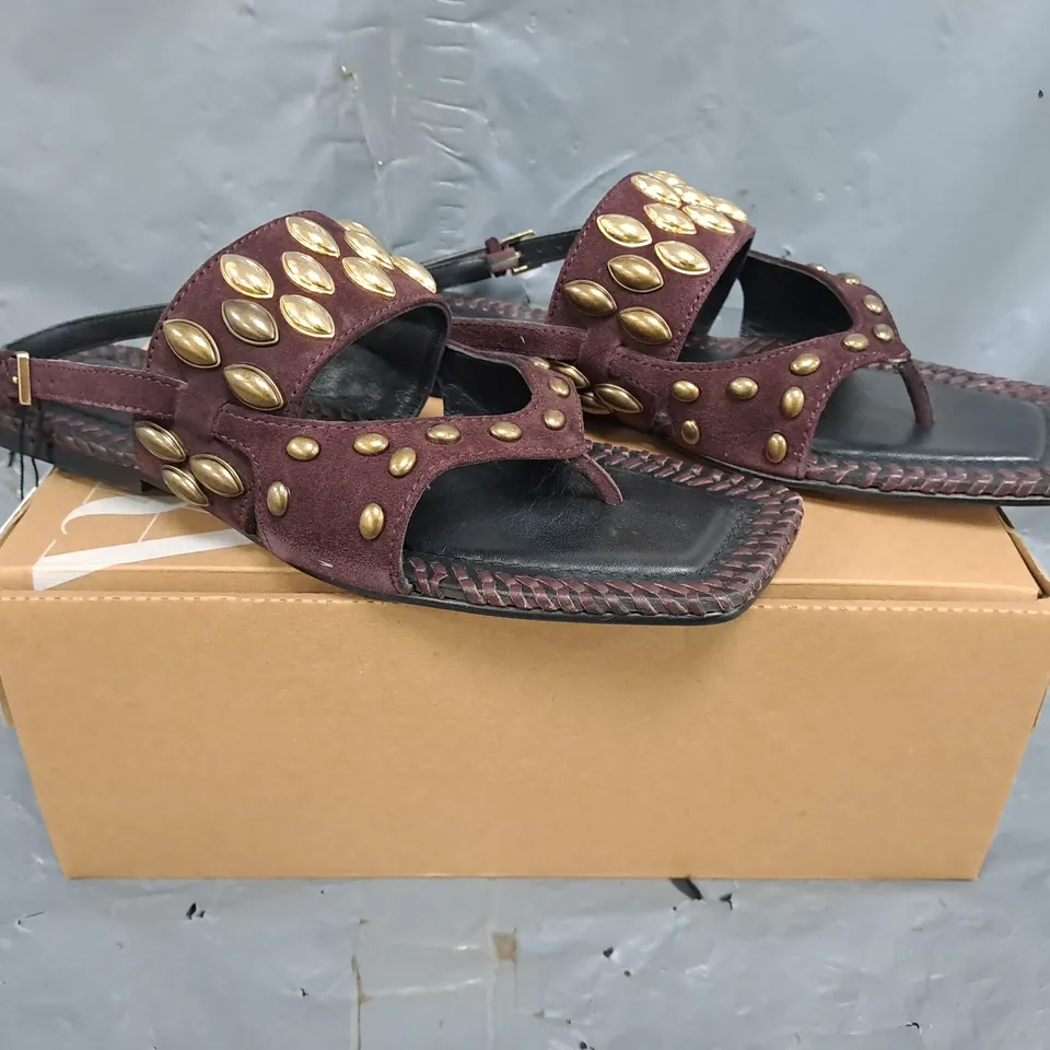 BOXED PAIR OF ZARA TOE-POST FLAT SANDALS IN DARK BURGUNDY W. GOLD EFFECT DETAILS SIZE UK 6