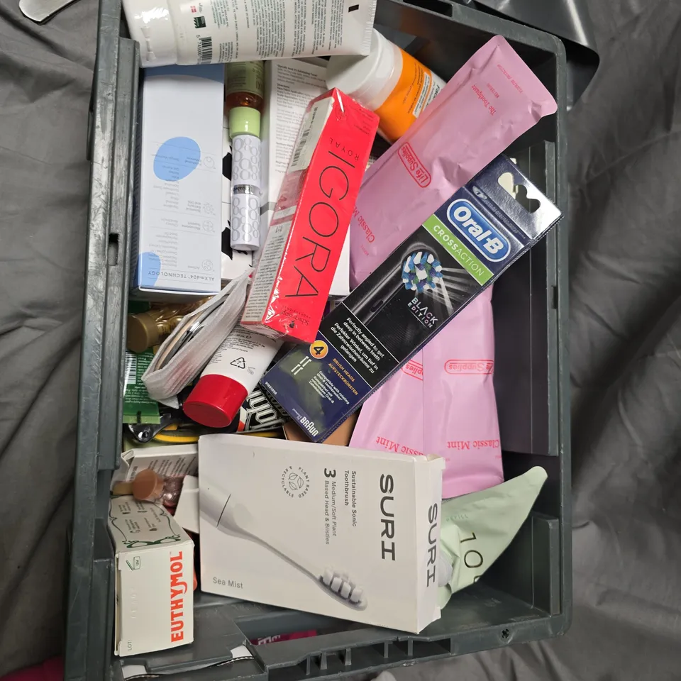 ASSORTED HEALTH & BEAUTY ITEMS: SURI SONIC TOOTHBRUSH BOX, ORAL-B CROSSACTION TOOTHBRUSH, L’ORÉAL ELVIVE SHAMPOO, EUTHYMOL TOOTHPASTE (MIXED LOT)