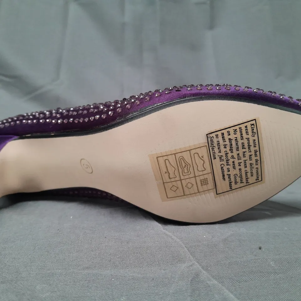 BOX OF APPROXIMATELY 10 BOXED PAIRS OF CASANDRA CLOSED TOE HEELED SHOES IN PURPLE W. JEWEL EFFECT - VARIOUS SIZES