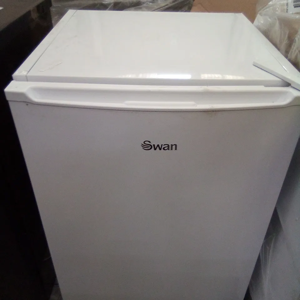 SWAN SR15840W FREESTANDING UNDERCOUNTER FRIDGE WHITE