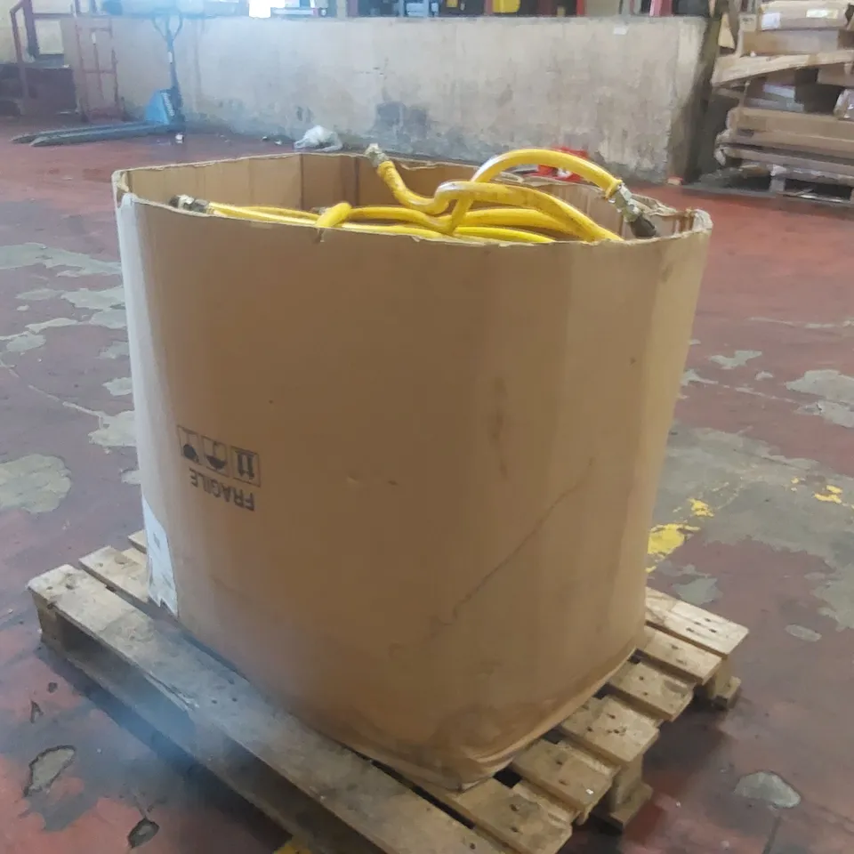 PALLET CONTAINING ASSORTED GAS HOSES