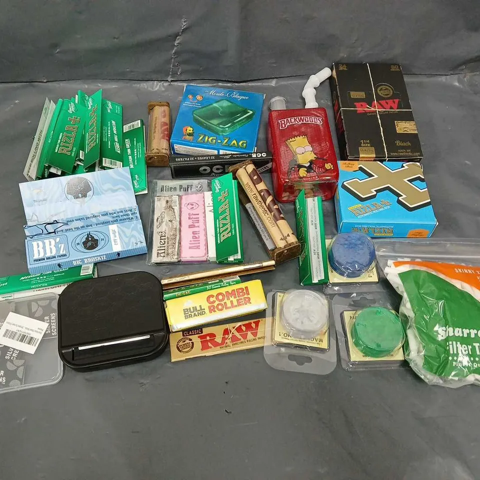 APPROXIMATELY 12 ASSORTED ITEMS TO INCLUDE - RIZLA + , COMBI ROLLER, AND GRINDERS ETC. 