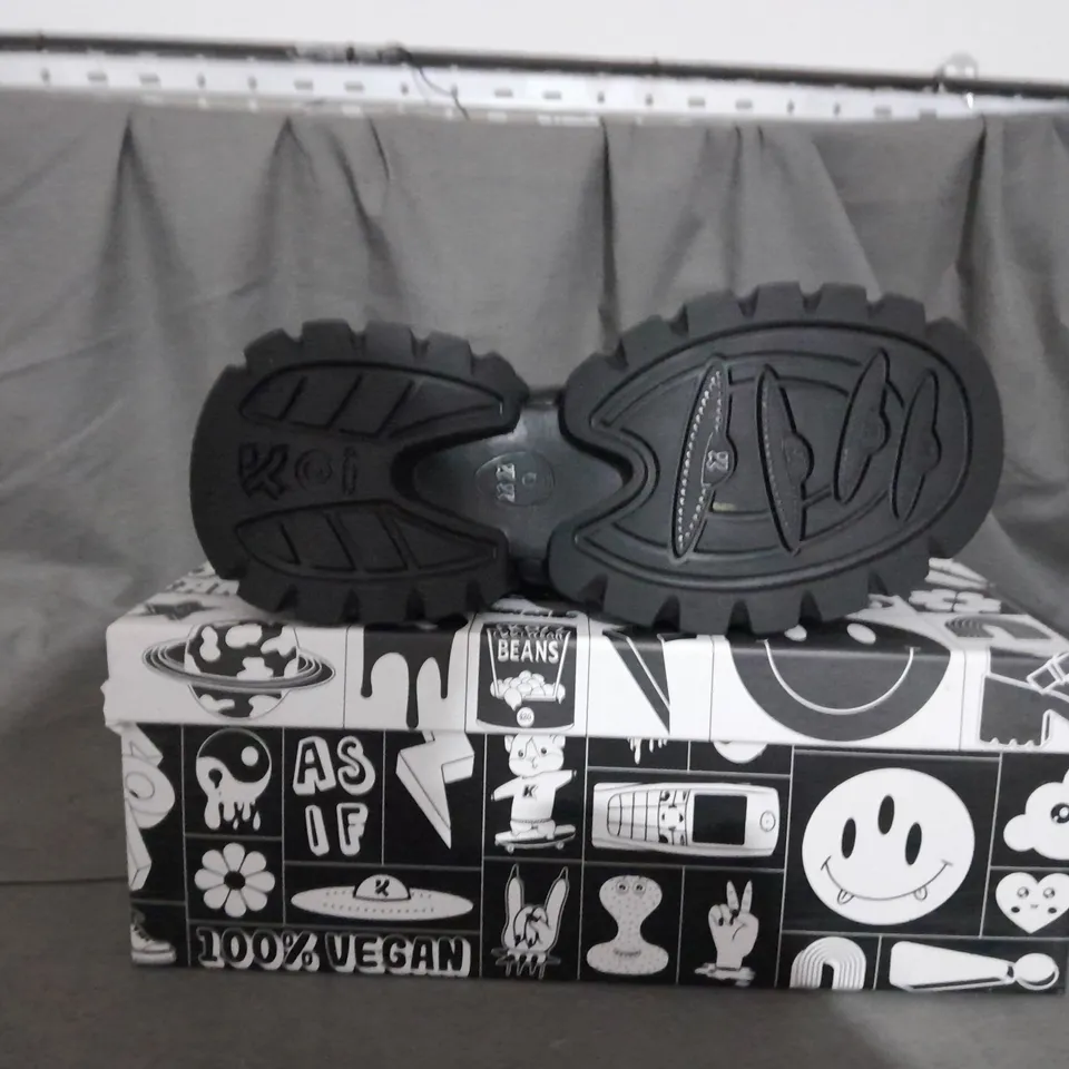 BOXED PAIR OF KOI SNOW BOOTS SIZE 6