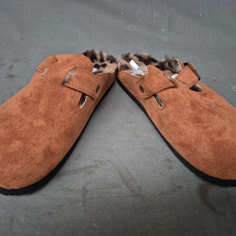 BOXED PAIR OF BRAKEBURN WOMEN'S BUCKLE SLIPPERS IN CHESTNUT UK SIZE 7