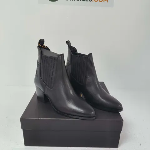 BOXED PAIR OF STARRY NV CHELSEA BOOTS – BLACK LEATHER, UK 5