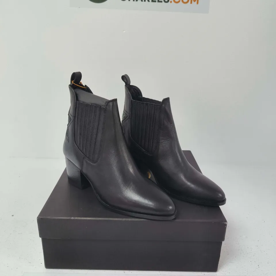 BOXED PAIR OF STARRY NV CHELSEA BOOTS – BLACK LEATHER, UK 5