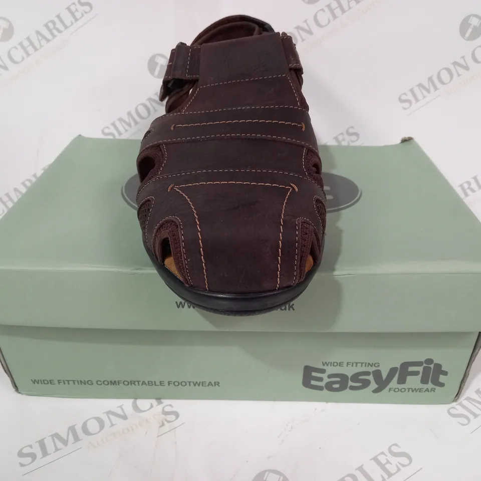 BOXED PAIR OF EASY FIT BRUNO WIDE SANDALS IN BROWN UK SIZE 11