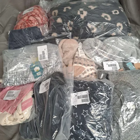 BOX OF APPROX 20 ASSORTED CLOTHING ITEMS TO INCLUDE - CARDIGAN, JUMPER, TROUSERS ETC