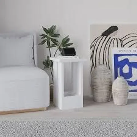 BOXED DECORTIE TASOS MODERN SIDE TABLE IN WHITE