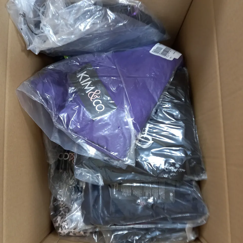 APPROXIMATELY 20 ASSORTED CLOTHING ITEMS IN VARIOUS COLOURS AND SIZES