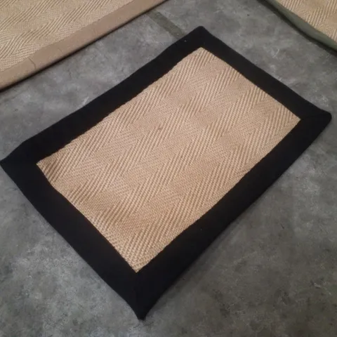 QUALITY DESIGNER AREA RUG APPROXIMATELY 40×60CM