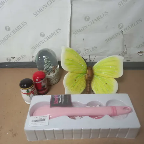 APPROXIMATELY 10 ASSORTED HOUSEHOLD PRODUCTS TO INCLUDE BLUSHLY BRUSH, GARDEN DΓCOR, CHRISTMAS DECORATIONS ETC