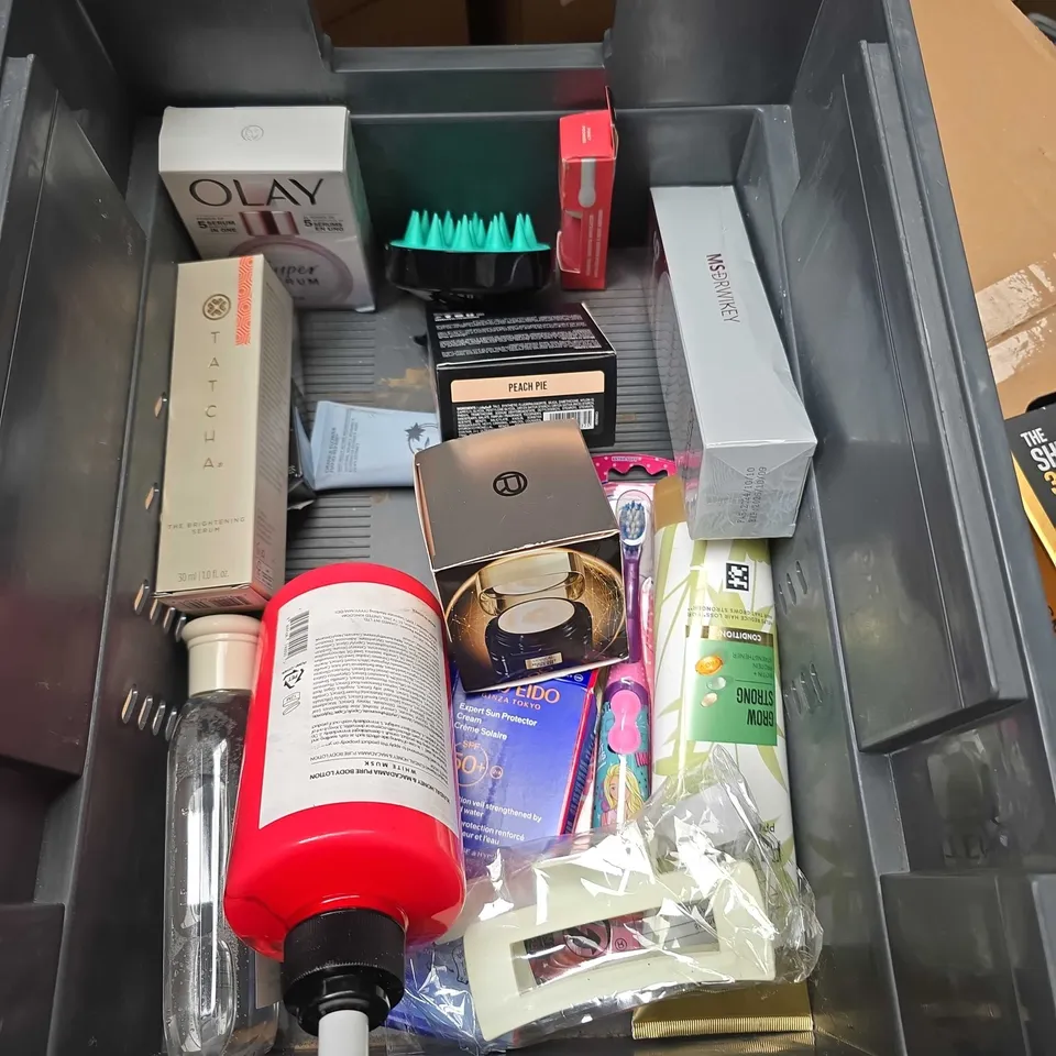 APPROXIMATELY 20 ASSORTED HEALTH & BEAUTY PRODUCTS TO INCLUDE RADOX SHOWER GEL, TROPIC LIP STAIN AND GARNIER HAIR FOOD