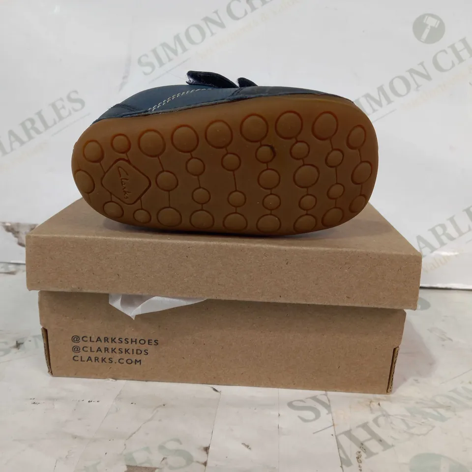 BOXED PAIR OF CLARKS TINY DUSK T TODDLER SHOES IN BLUE UK SIZE 4