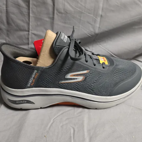 UNBOXED PAIR OF SKECHERS GO WALK TRAINERS - UK SIZE 11
