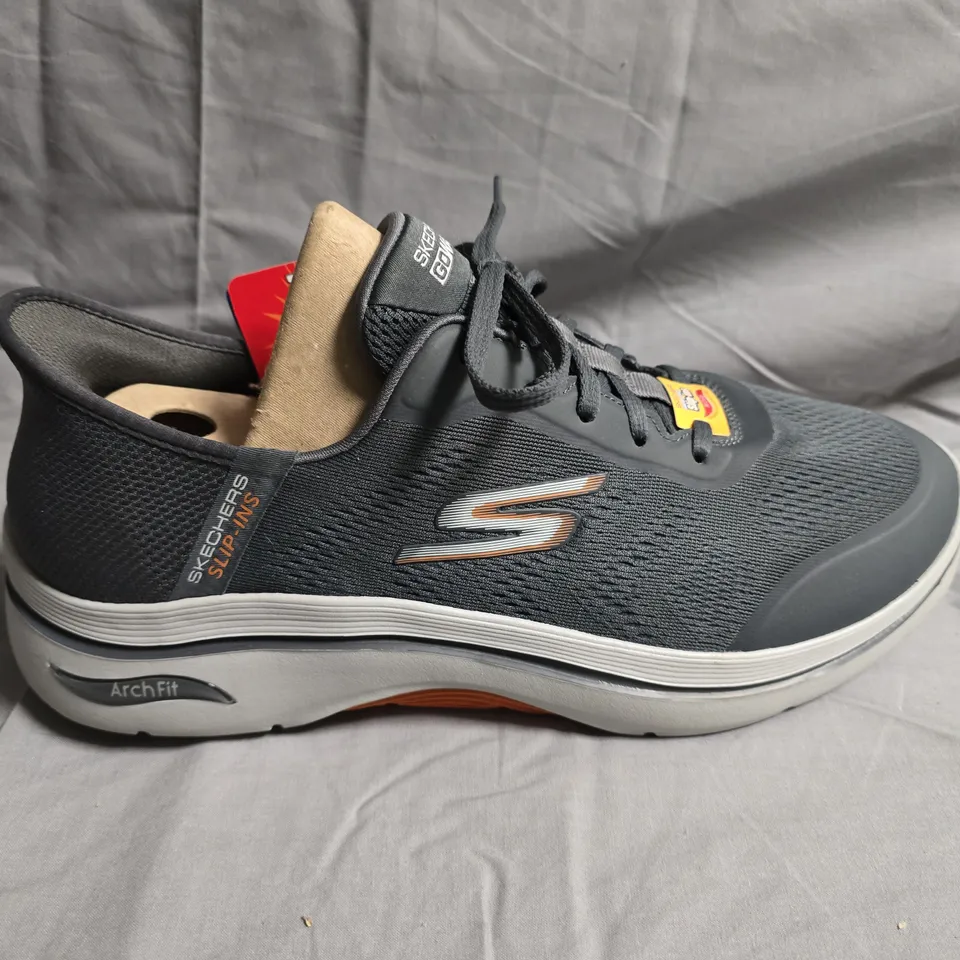 UNBOXED PAIR OF SKECHERS GO WALK TRAINERS - UK SIZE 11