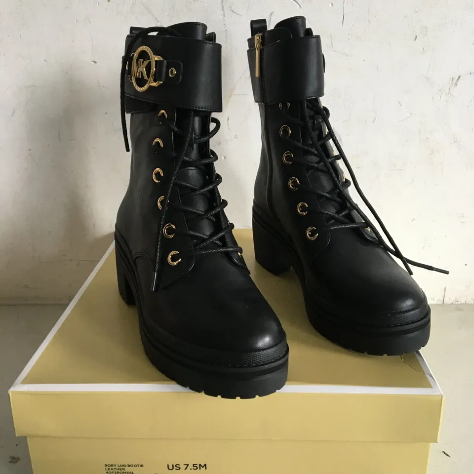 BOXED PAIR OF SIZE US 7.5M MICHAEL KORS BLACK BOOTS