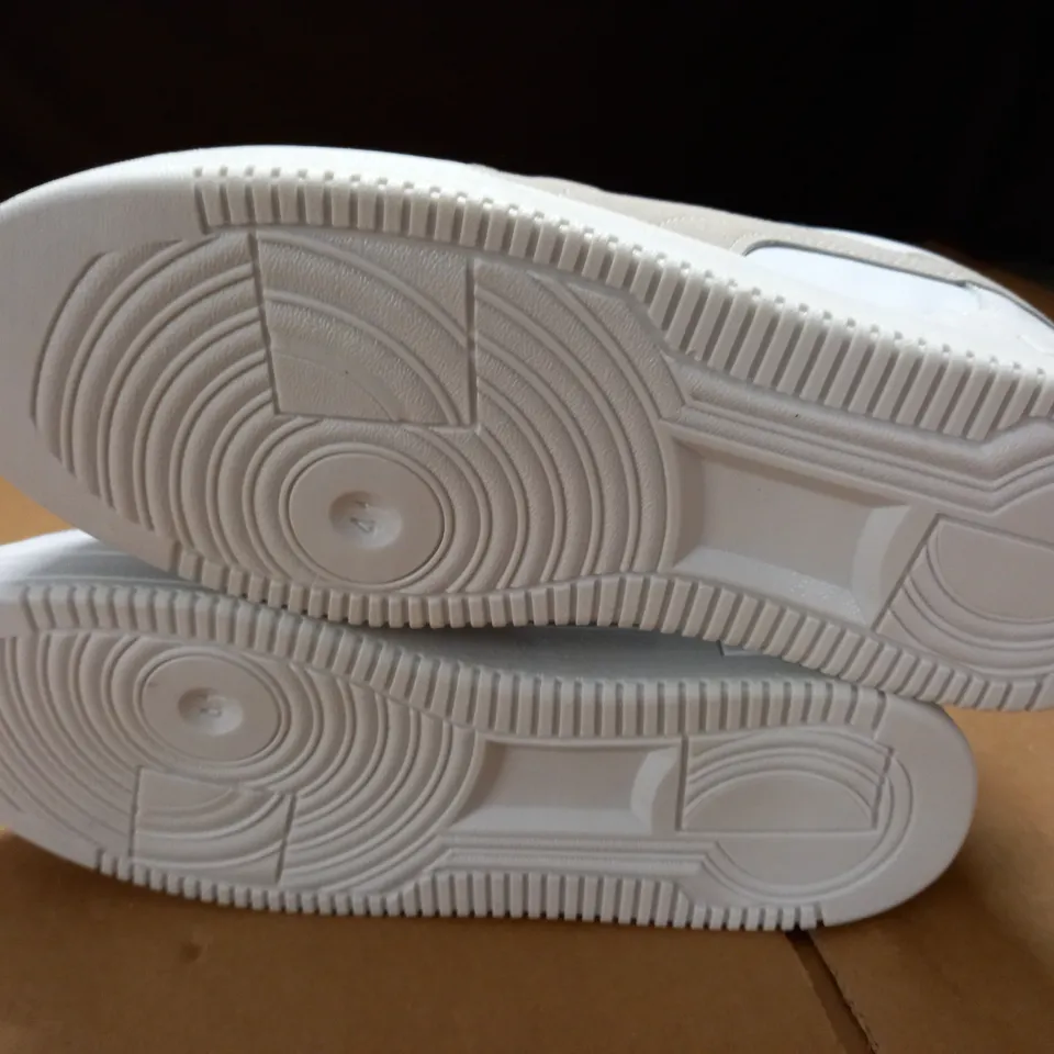 PAIR OF PUMA WHITE TRAINERS - UK 7