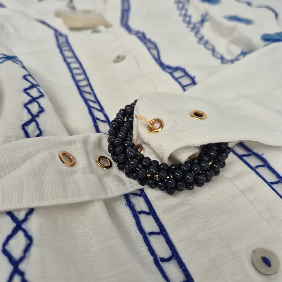 RIVER ISLAND WHITE FLORAL EMBROIDERED DRESS, BELTED, XS (UK XS)