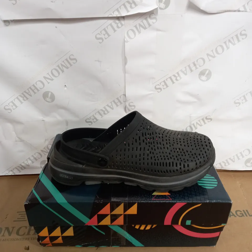 SKECHERS GO WALK FOAMIES SIZE 8