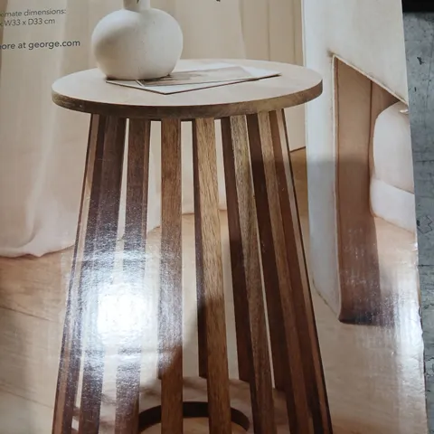 WOODEN ROUND SIDE TABLE WITH SLATTED PEDESTAL LEGS – APPROX 46 CM HIGH, 33 CM DIAMETER
