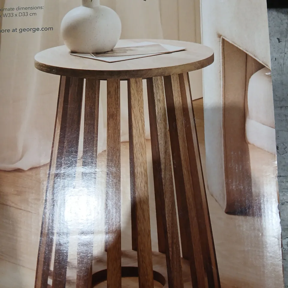 WOODEN ROUND SIDE TABLE WITH SLATTED PEDESTAL LEGS – APPROX 46 CM HIGH, 33 CM DIAMETER