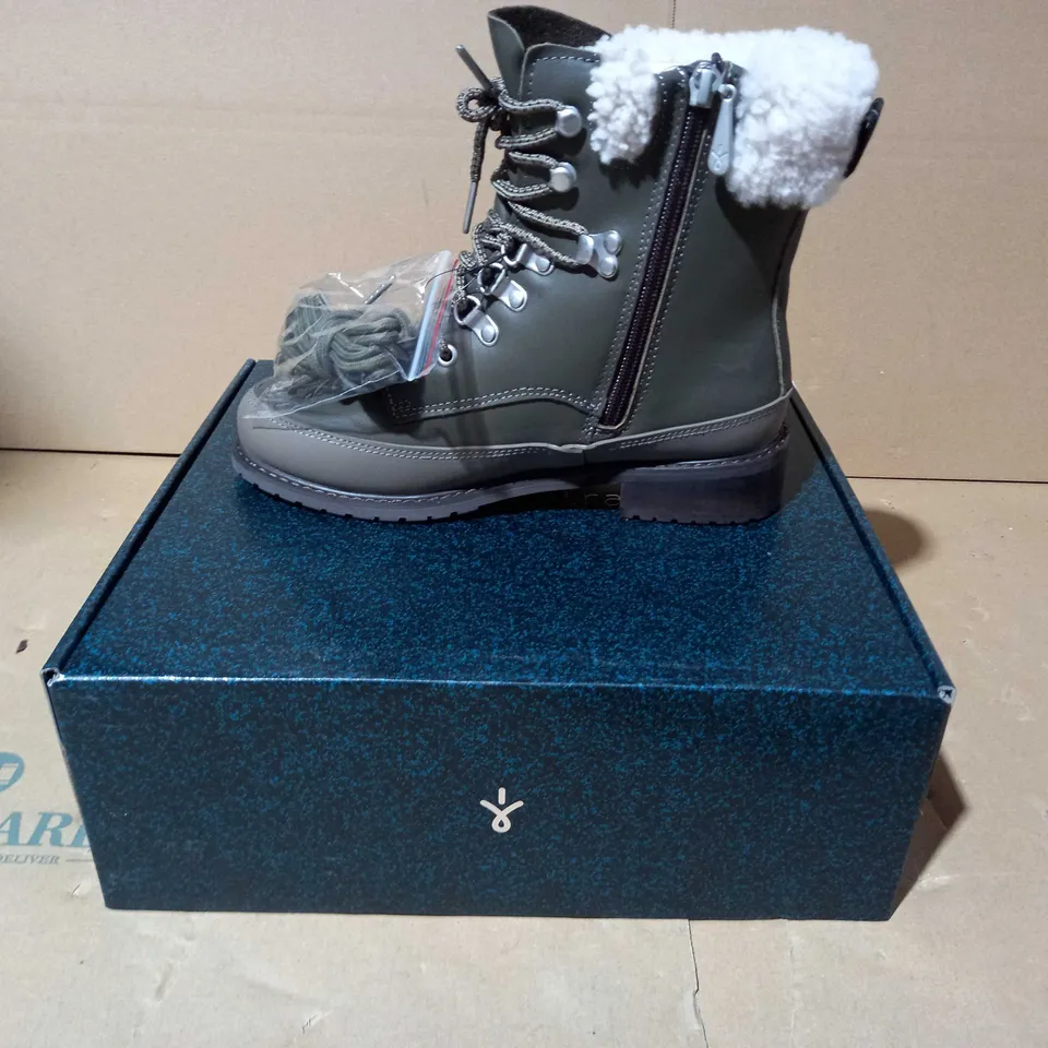 BOXED PAUR OF EMU OKAB FAUX LEATHER BOOTS IN DARK OLIVE UK SIZE 5