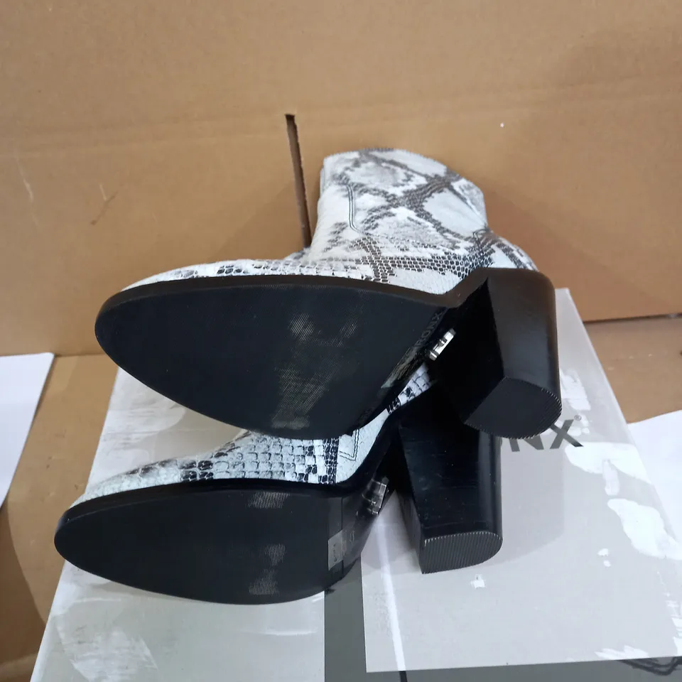 BRONX ZIP WESTERN ANKLE BOOTS - BLACK/WHITE - SIZE 3