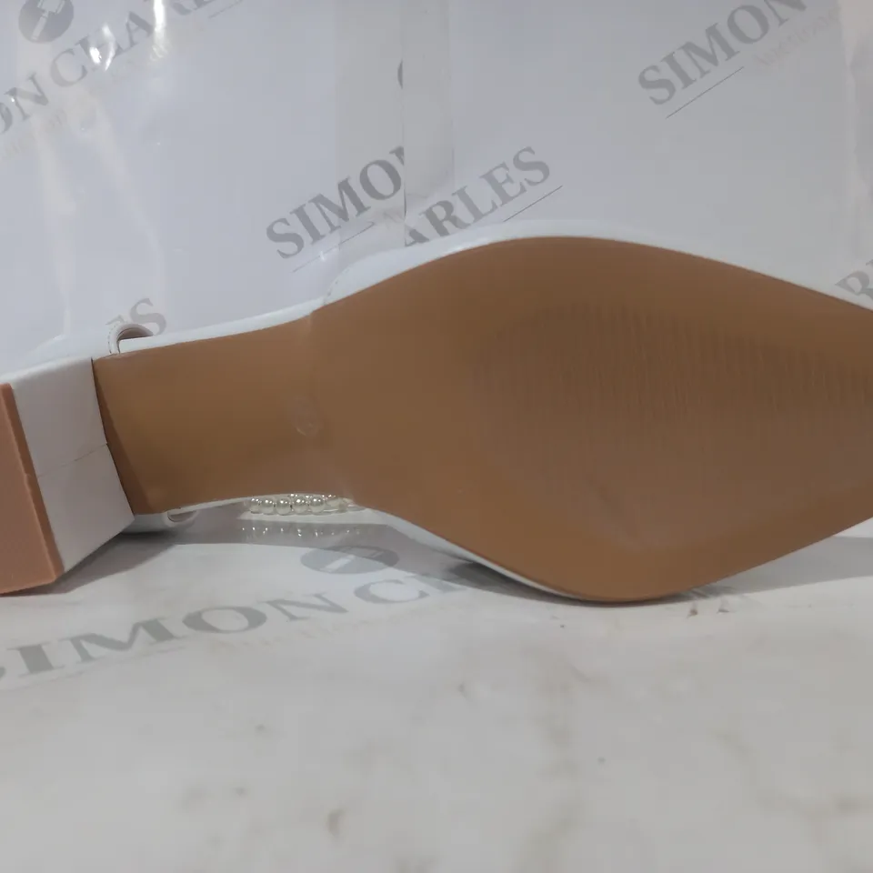 BOXED PAIR OF DESIGNER POINTED TOE BLOCK HEEL SHOES IN WHITE W. PEARL EFFECT EU SIZE 41