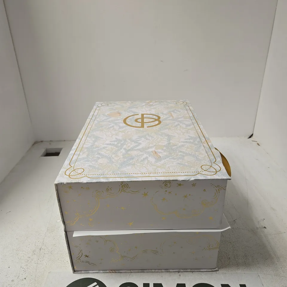 CULT BEAUTY ADVENT CALENDAR GIFT SET – 24 MINI BOXES, WHITE & GOLD PATTERN