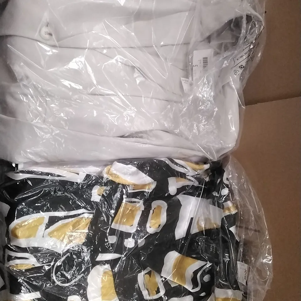 A PALLET CONTAINING APPROXIMATELY 100 BRAND NEW DESIGNER WOMEN'S CLOTHES WHICH INCLUDE; JD WILLIAMS COATS, DRESSES ETC