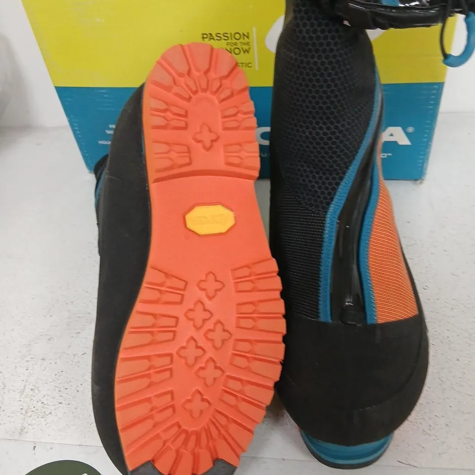 SCARPA PHANTOM 8000 SKI BOOTS – BLACK/ORANGE WITH TURQUOISE TRIM, UK 7 (EU 41)