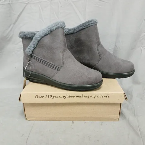 BOXED PAIR OF CUSHION-WALK SIDE-ZIP BOOTS IN GREY SIZE 7